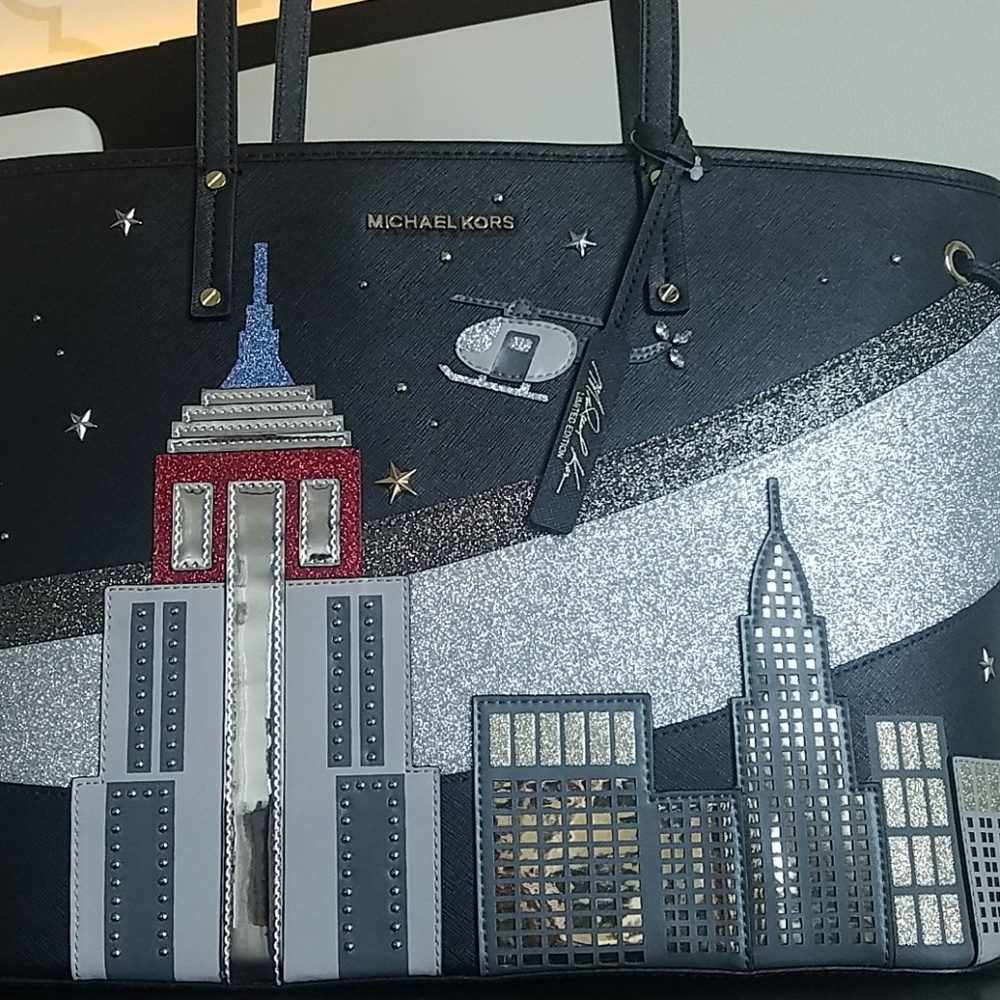 ❤️SOLD❤️Michael Kors Limited Edition Novelty Tote - Picture 3 of 8